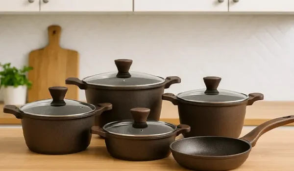 سرویس قابلمه کاندید روی پیشخوان آ‌شپزخانه؛ جهت انتخاب بهترین مدل قابلمه کاندید