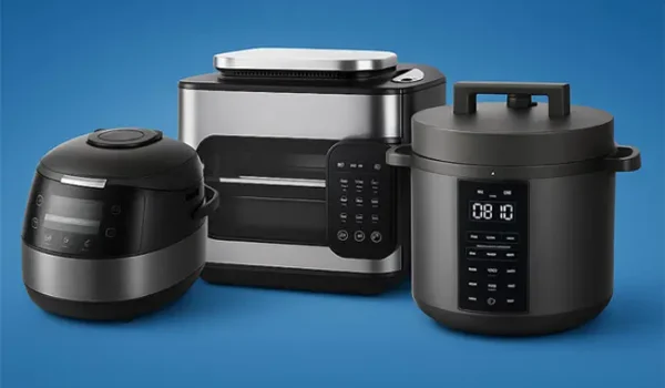 تصویر سه مولتی‌کوکر چندکاره با طراحی مدرن روی پس‌زمینه آبی، مناسب بررسی و انتخاب بهترین مارک مولتی کوکر